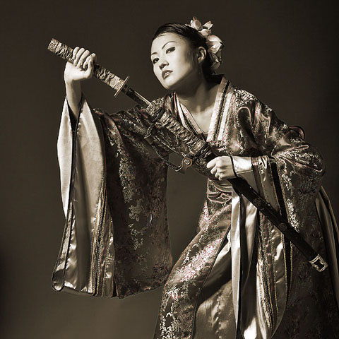 Фотография женщины с японским мечом