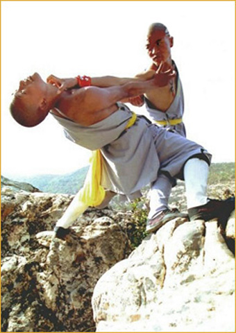 Фотография бойцов демонстрирующих удушающий захват циньна