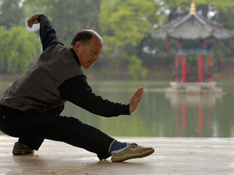 Фотография пожилого китайца практикующего тайцзы