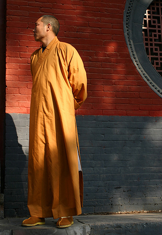 Фотография шаолиньский монах возле стены
