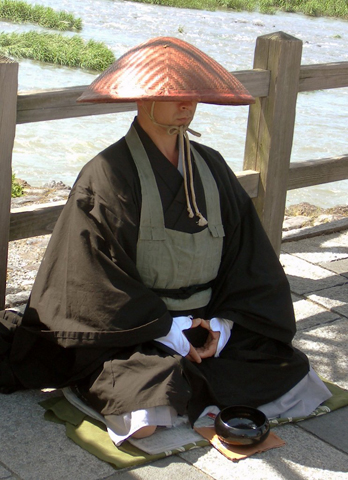 Медитирующий монах