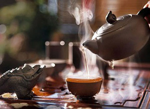 Фотография чайник наливающий чай