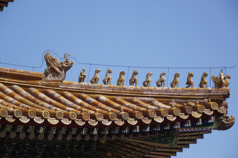 Фотография китайских фигурок на крыше