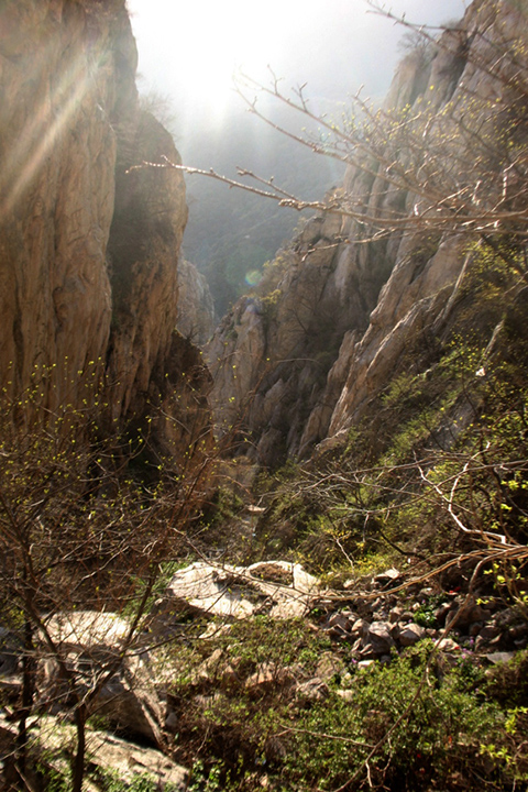 Фотография ущелья в горах около Суншань