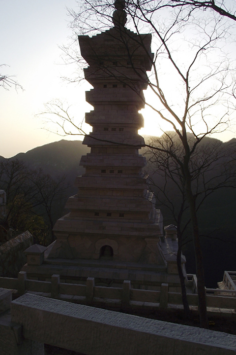 Фотография входа в монастырь Суншань